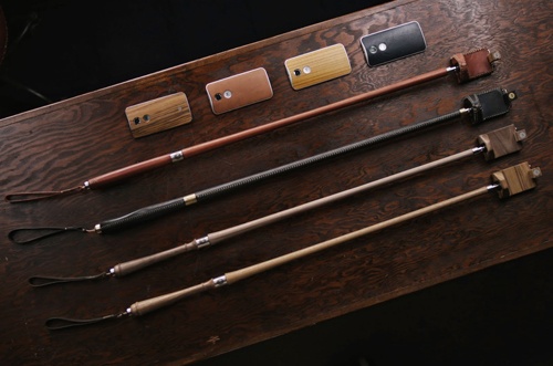 Gậy “tự sướng” cao cấp của Motorola: Không chịu kém cạnh các đại gia công nghệ khác, Motorola cũng tung ra sản phẩm hưởng ứng ngày Cá tháng tư. Thiết bị mà hãng này giới thiệu là công cụ giúp chụp ảnh selfie theo tuỳ chọn của khách hàng. Với sự hỗ trợ của phần mềm chuyên biệt, người dùng sẽ được quyết định màu sắc, chất liệu vỏ cho chiếc gậy “tự sướng” của mình. Các chất liệu cao cấp có thể được sử dụng là gỗ mộc từ thân cây lớn, hoặc da thuộc mềm mịn.