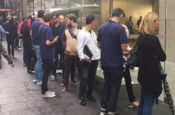 Hàng dài người xếp hàng mua Watch tại Sydney, New South Wales, Australia.