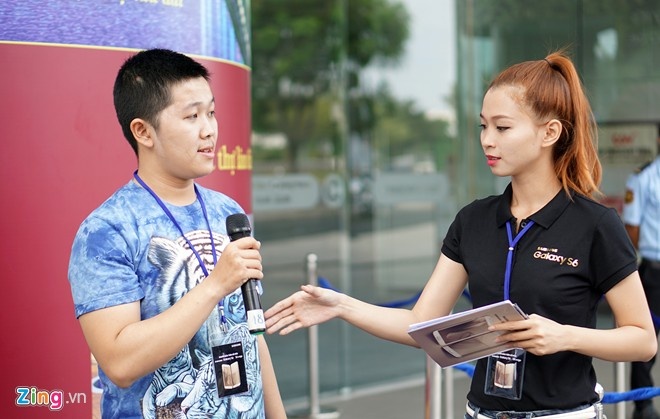 Chang trai day tu 4h sang di mua Galaxy S6 o Sai Gon hinh anh