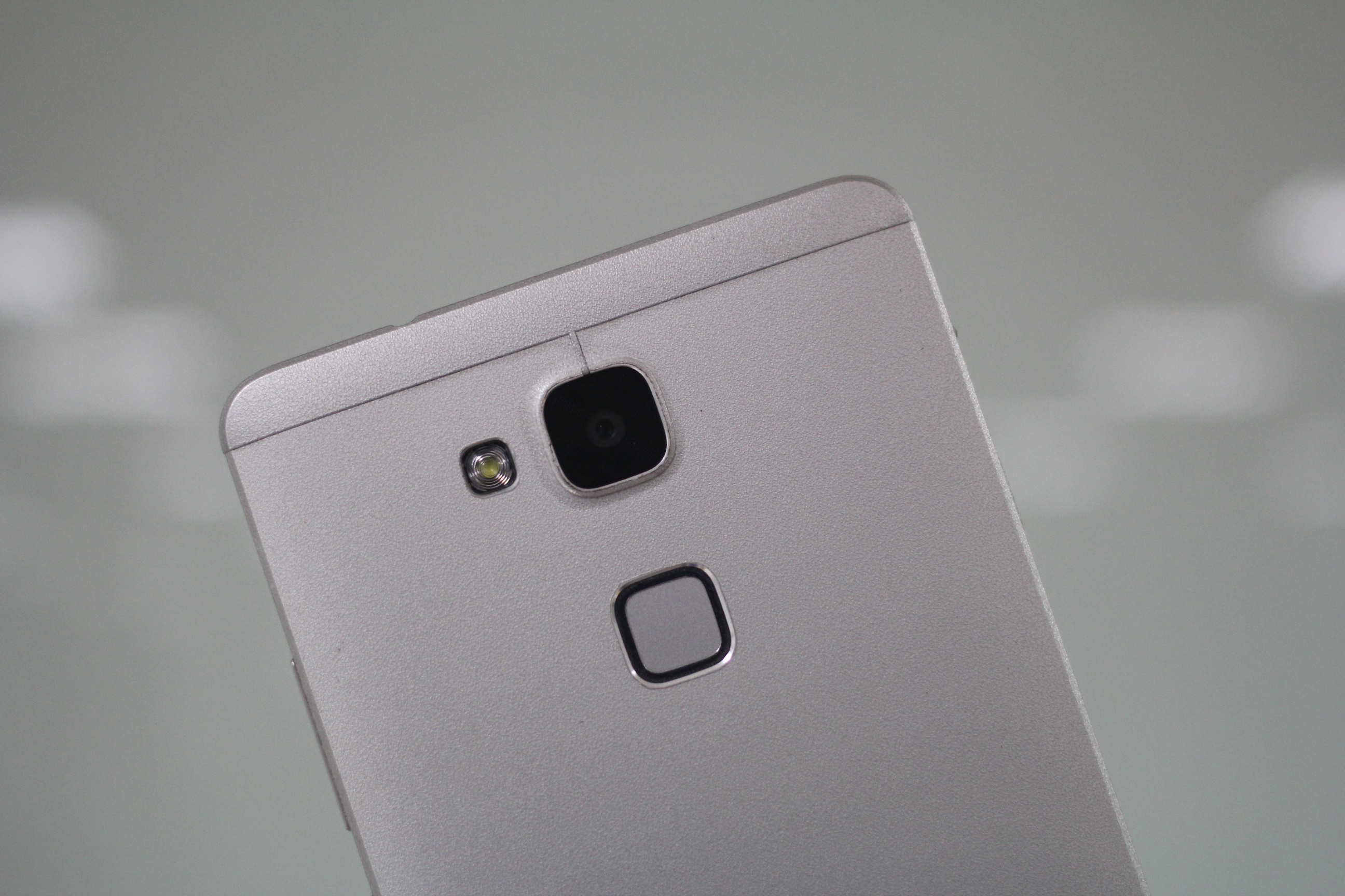 Camera sau 13MP kèm đèn Flash đơn cùng cảm biến vân tay đóng vai trò nút chụp