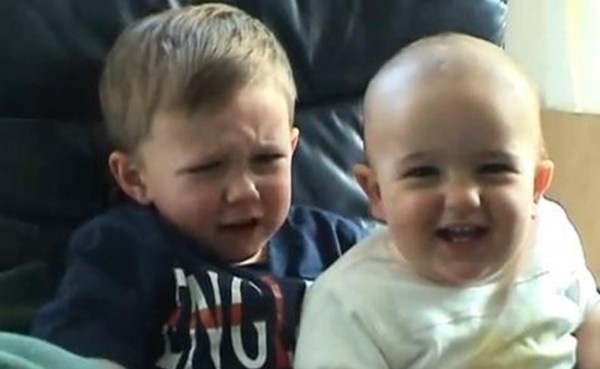 Gap hai cau be hien tuong YouTube sau 8 nam hinh anh