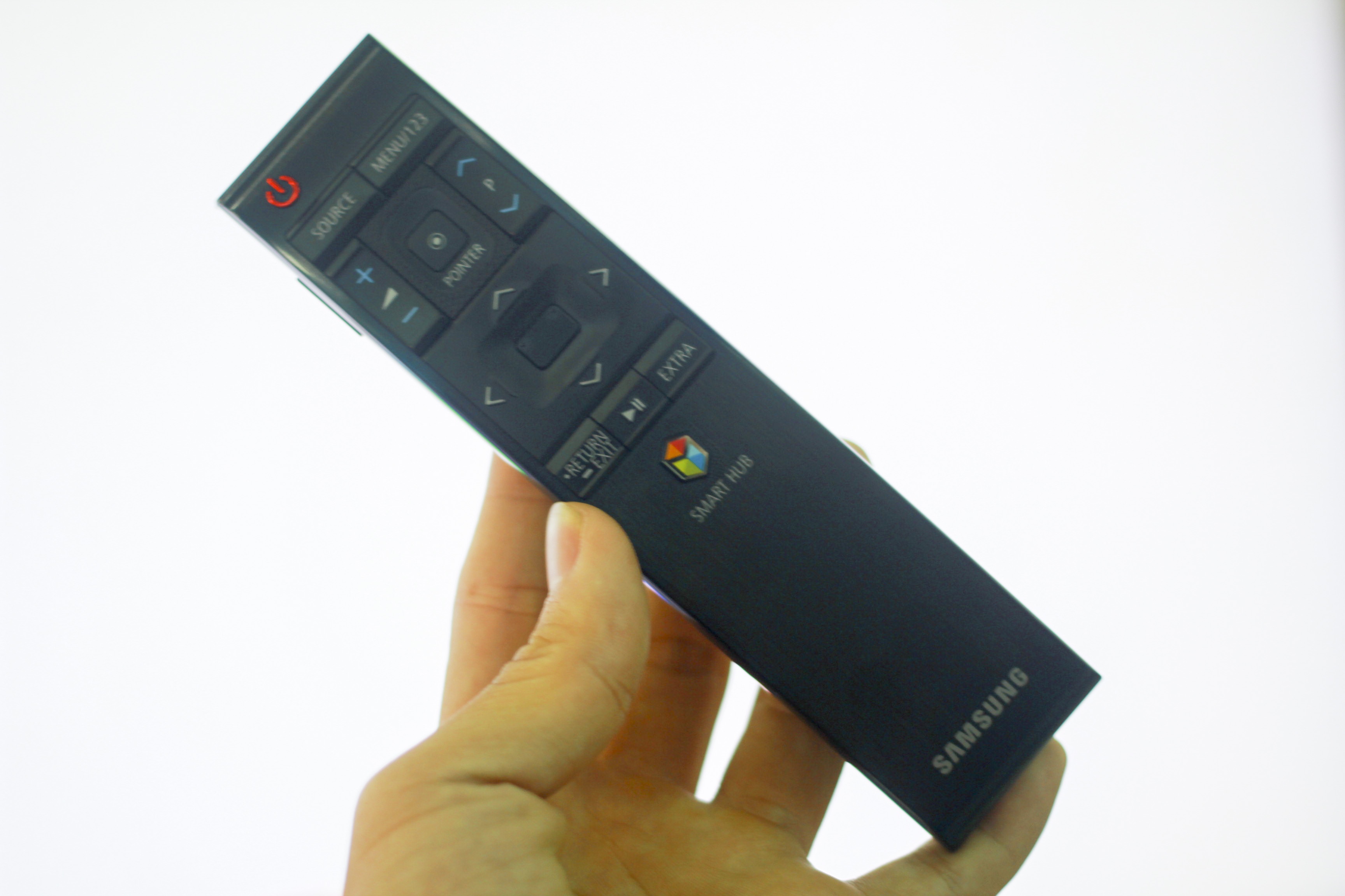 Đi kèm với máy là một bộ điều khiển từ xa. Nó cho phép người dùng thao tác như con chuột trên máy tính để đi vào các ứng dụng.