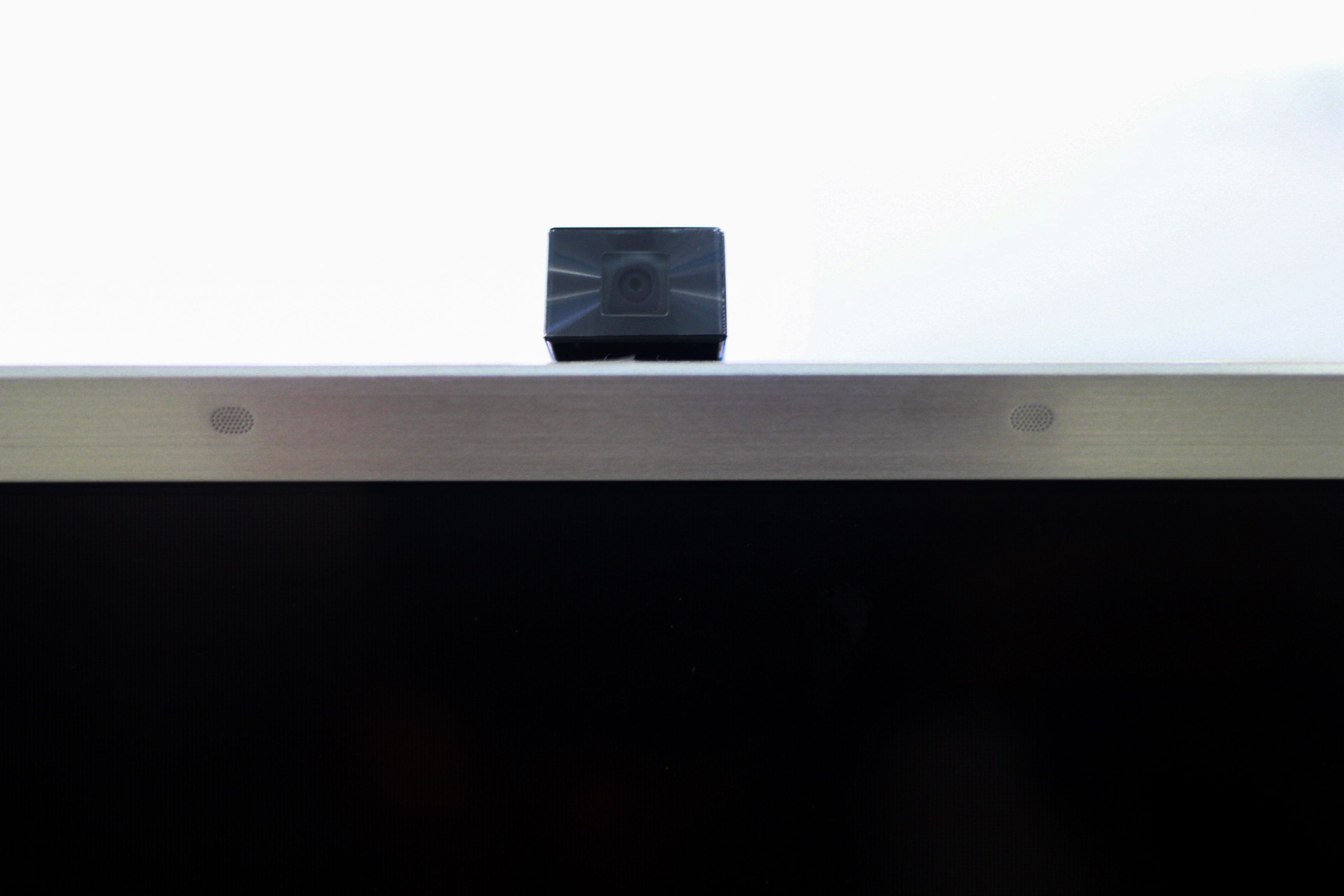 Camera được gắn ở cạnh trên của máy, hỗ trợ các cuộc gọi video ngay trên TV.