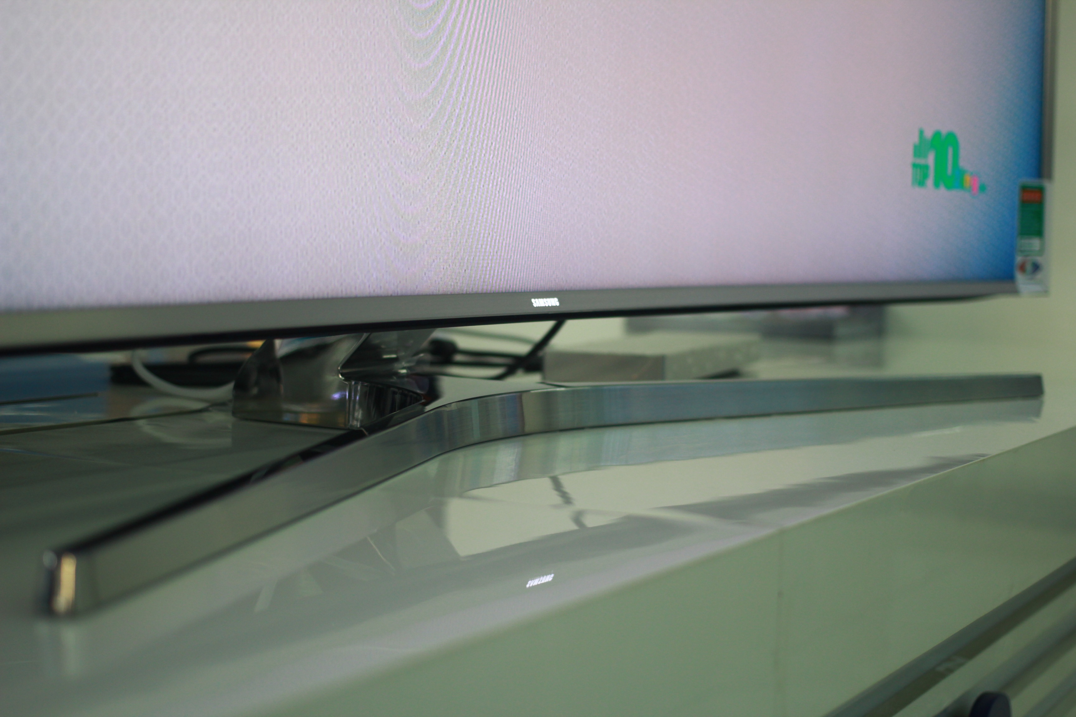 Chân đế cũng được làm gọn gàng bằng hợp kim không gỉ.