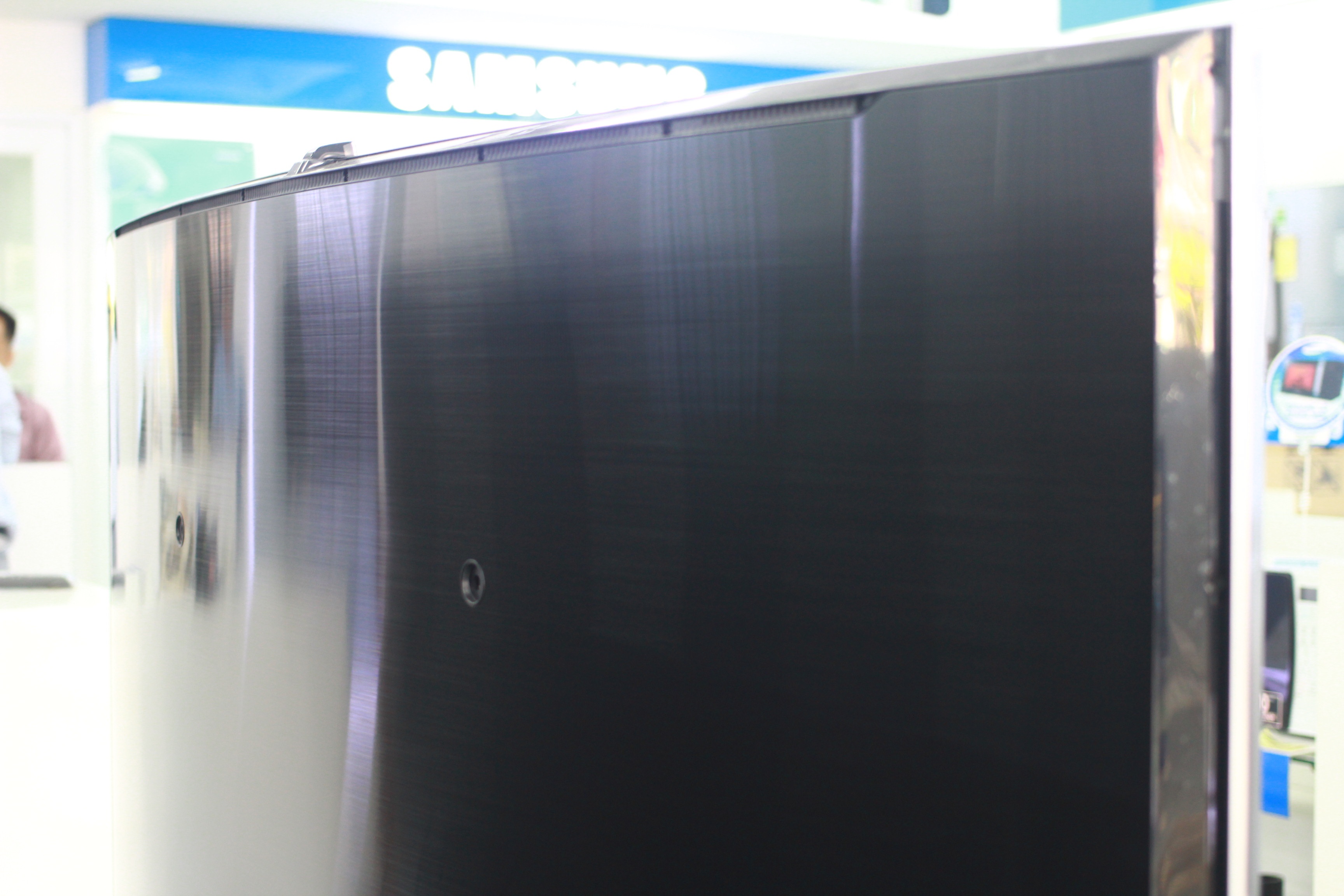 Mặt lưng được làm bằng kim loại với độ hoàn thiện tốt, trông bóng và ít bám bẩn.