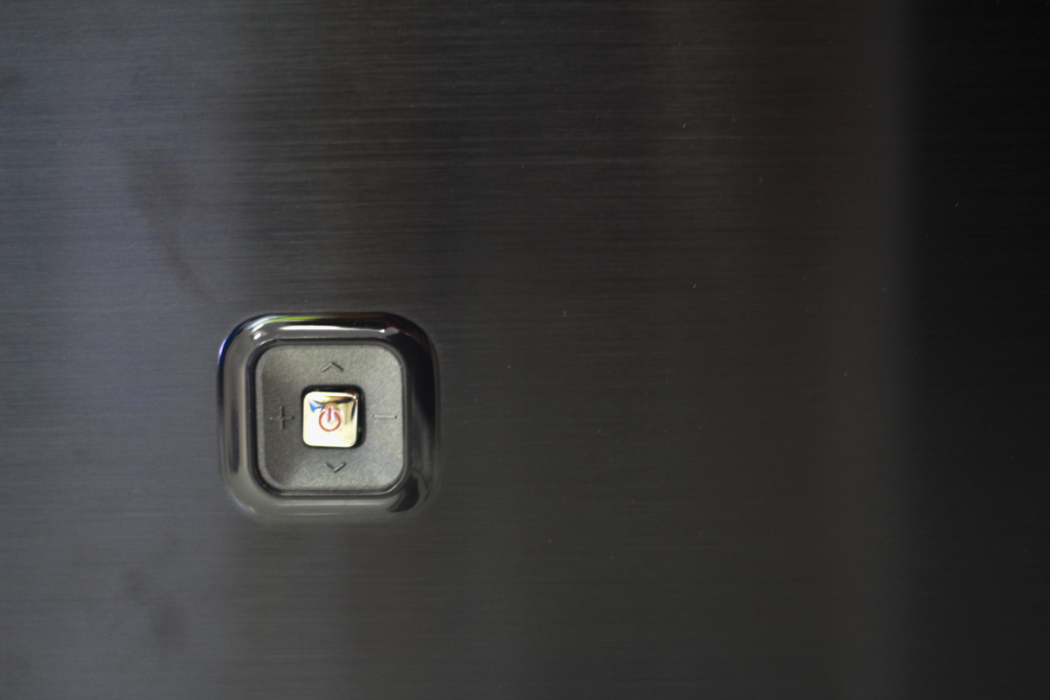 Các phím cứng được dồn về cạnh sau, khá gọn và độ nảy tốt. Phần lớn các tác vụ thông qua điều khiển từ xa.