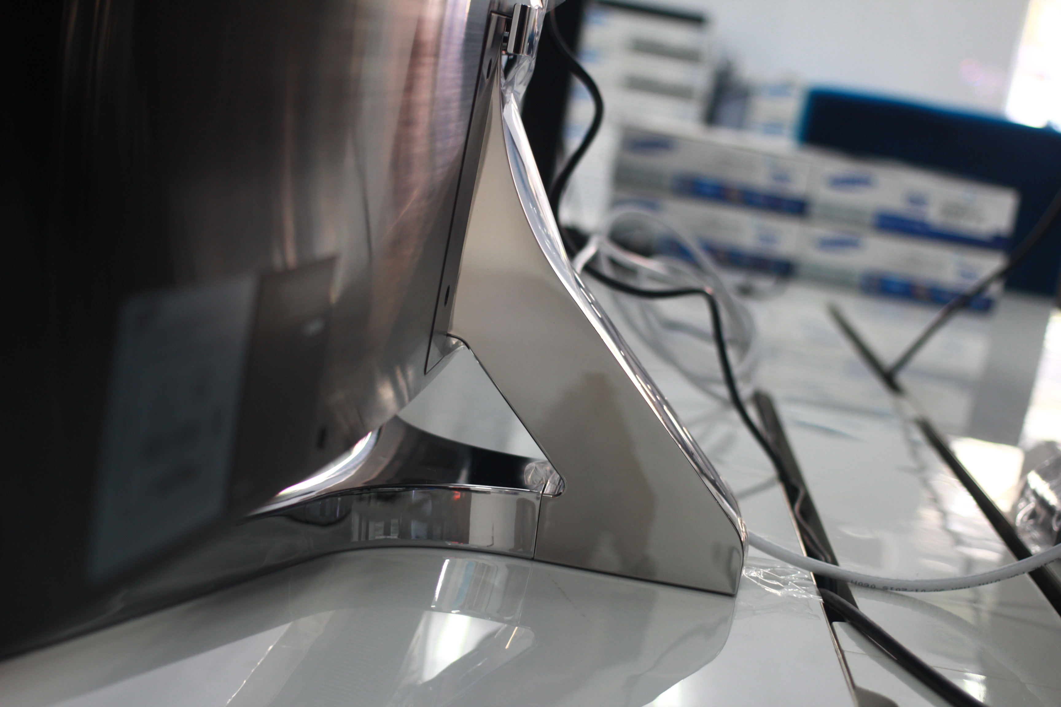 Giá đỡ khá chắc chắn phía sau.