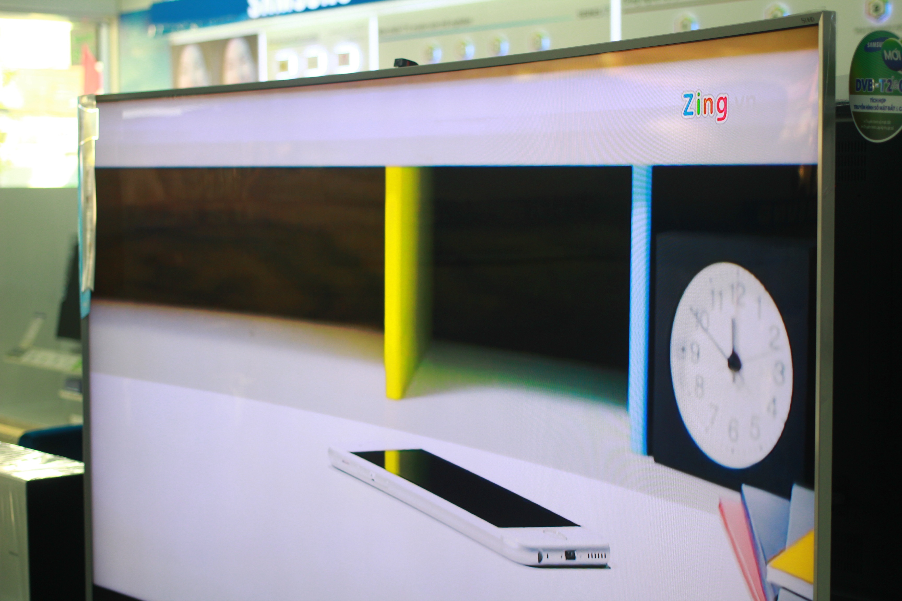 Màn hình cong cho phép người dùng nhiều trải nghiệm thú vị ở những góc nhìn khác nhau,