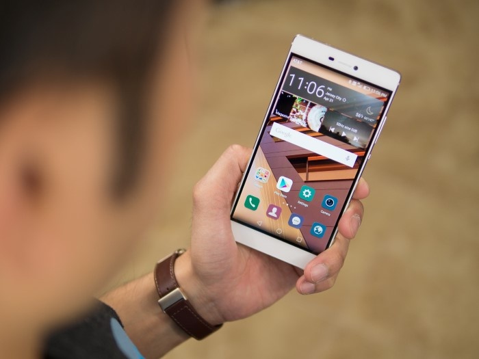 Huawei P8: Sản phẩm được giới thiệu vào trung tuần tháng 4 nhưng đã khiến nhiều người thán phục. Huawei P8 cũng sử dụng thiết kế nguyên khối, đặc biệt model chỉ mỏng 6,4 mm. Được giới công nghệ đánh giá là sản phẩm có thiết kế nổi bật trong số các thiết bị trình làng từ đầu năm 2015 đến nay. 