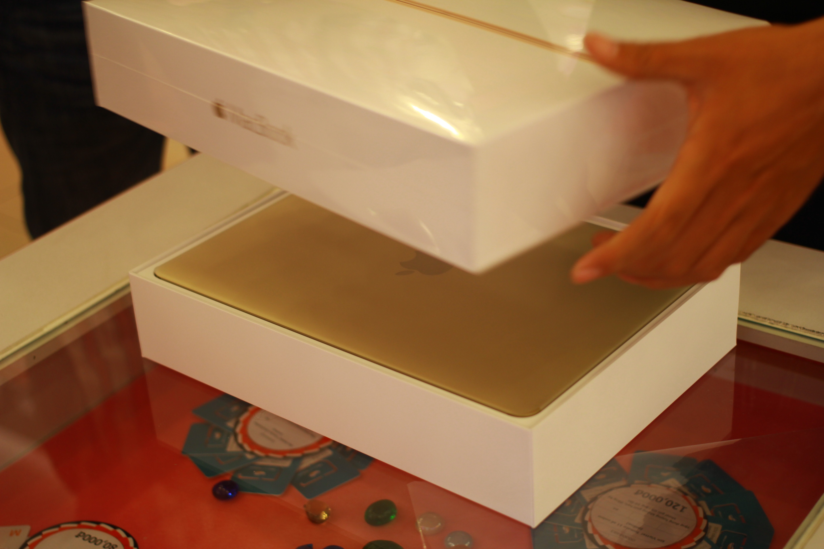 Mo hop MacBook 12 Retina chinh hang mau vang tai VN hinh anh