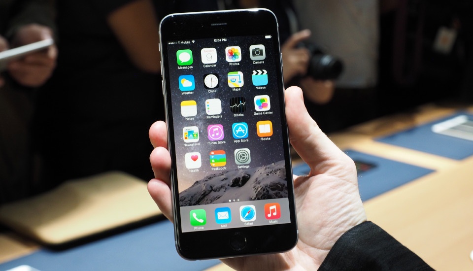 iPhone 6 Plus đang là phablet dẫn đầu thị trường Mỹ. Ảnh: Engadget.