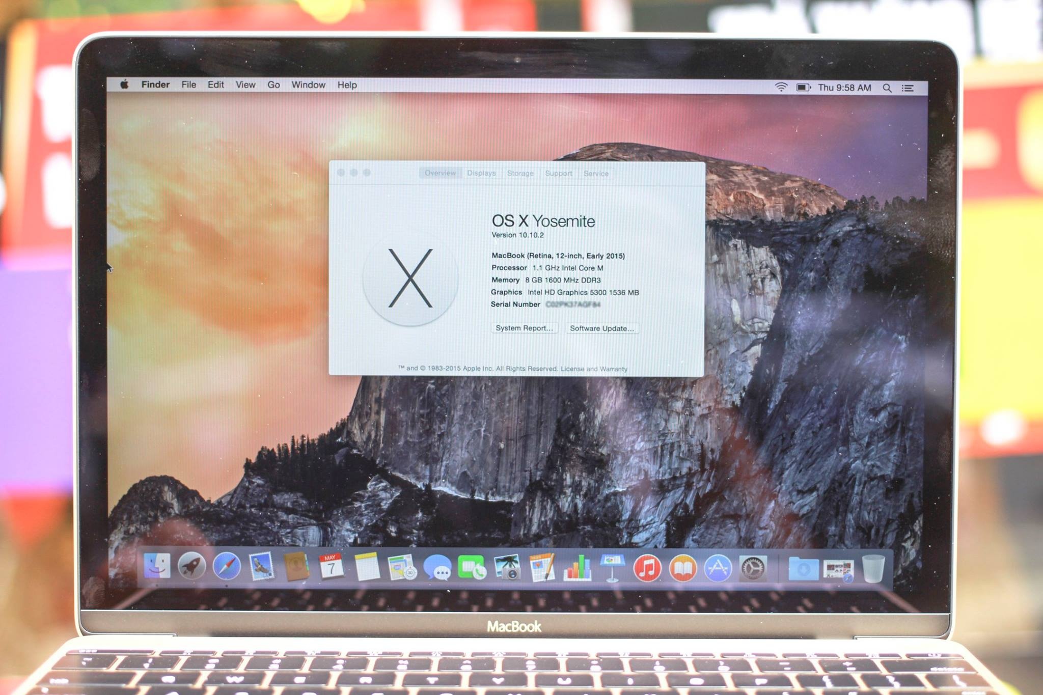 Model này chạy OS X Yosemite phiên bản 10.10.2, nền tảng phần cứng gồm chip xử lý Intel Core M, RAM 8 GB, ổ cứng SSD 256 GB.