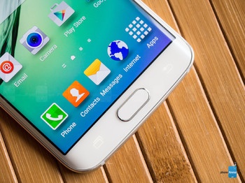 Màn hình OLED cong sống động của Galaxy S6 Edge.