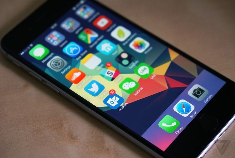 Outlook được giới công nghệ đánh giá là ứng dụng Email tốt nhất trên iPhone. Ảnh: The Verge.