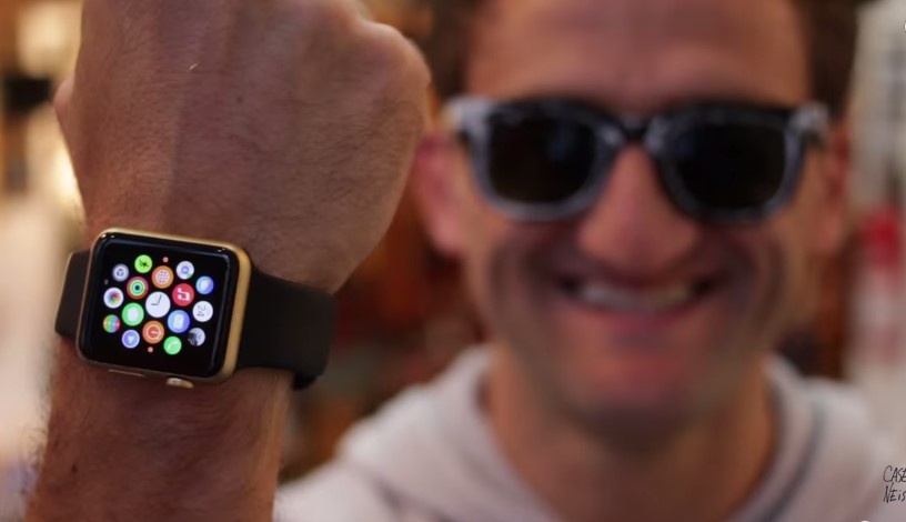 Bien smartwatch thanh phien ban vang bang son hinh anh