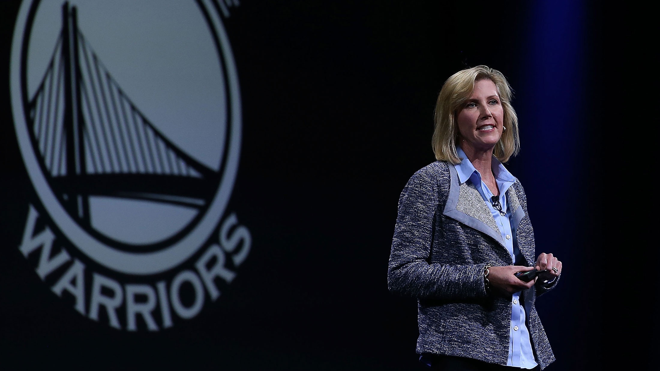 Apple lan dau dua nu giam doc len thuyet trinh ke tu 2007 hinh anh