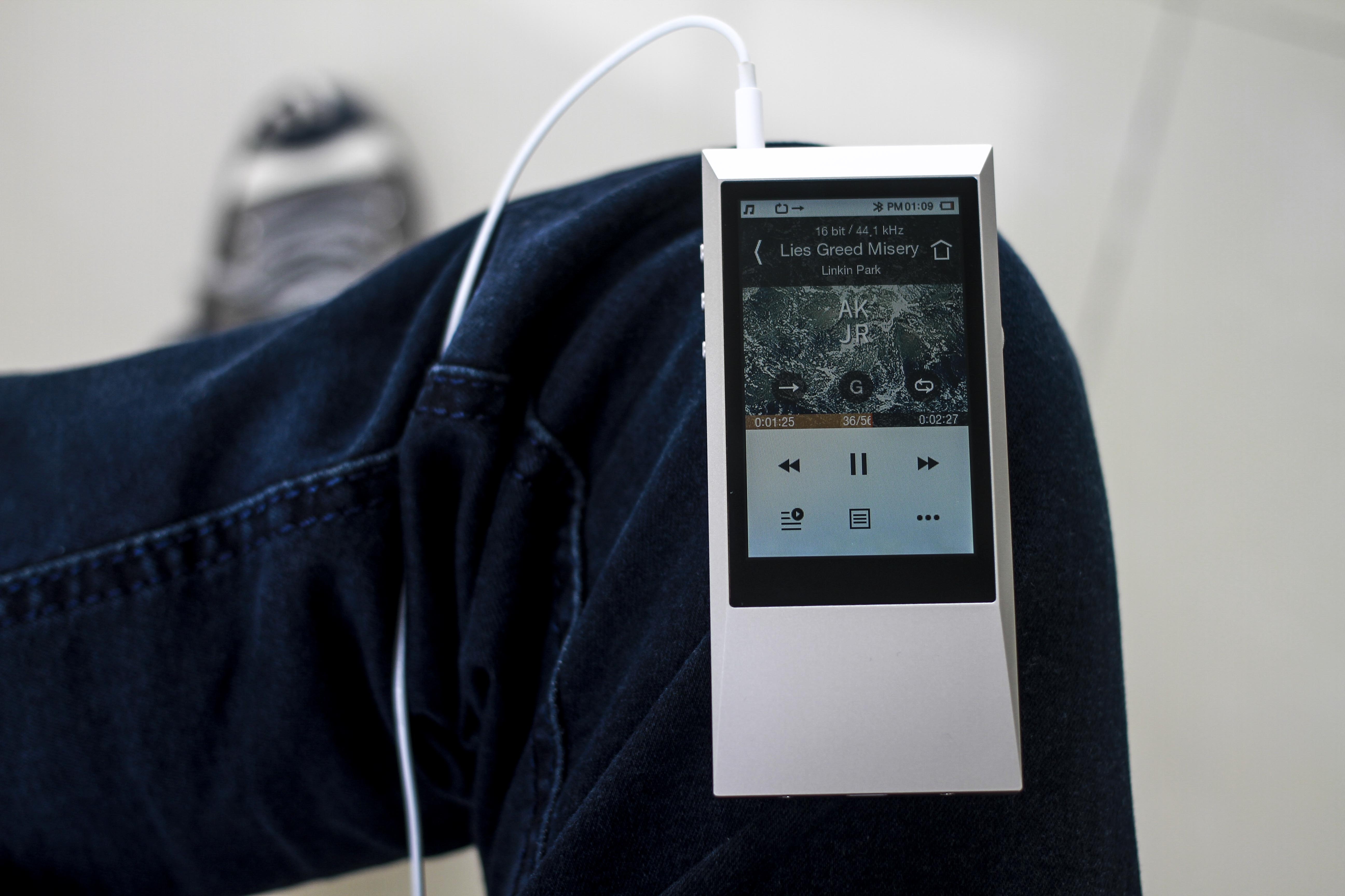 May nghe nhac Astell Kern AK Jr den VN gia 12,5 trieu dong hinh anh