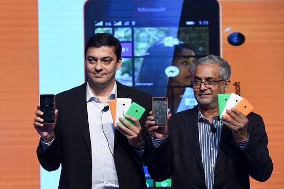 Ajey Mehta tại sự kiện giới thiệu Lumia 535 cuối năm 2014. Ảnh: WSJ.