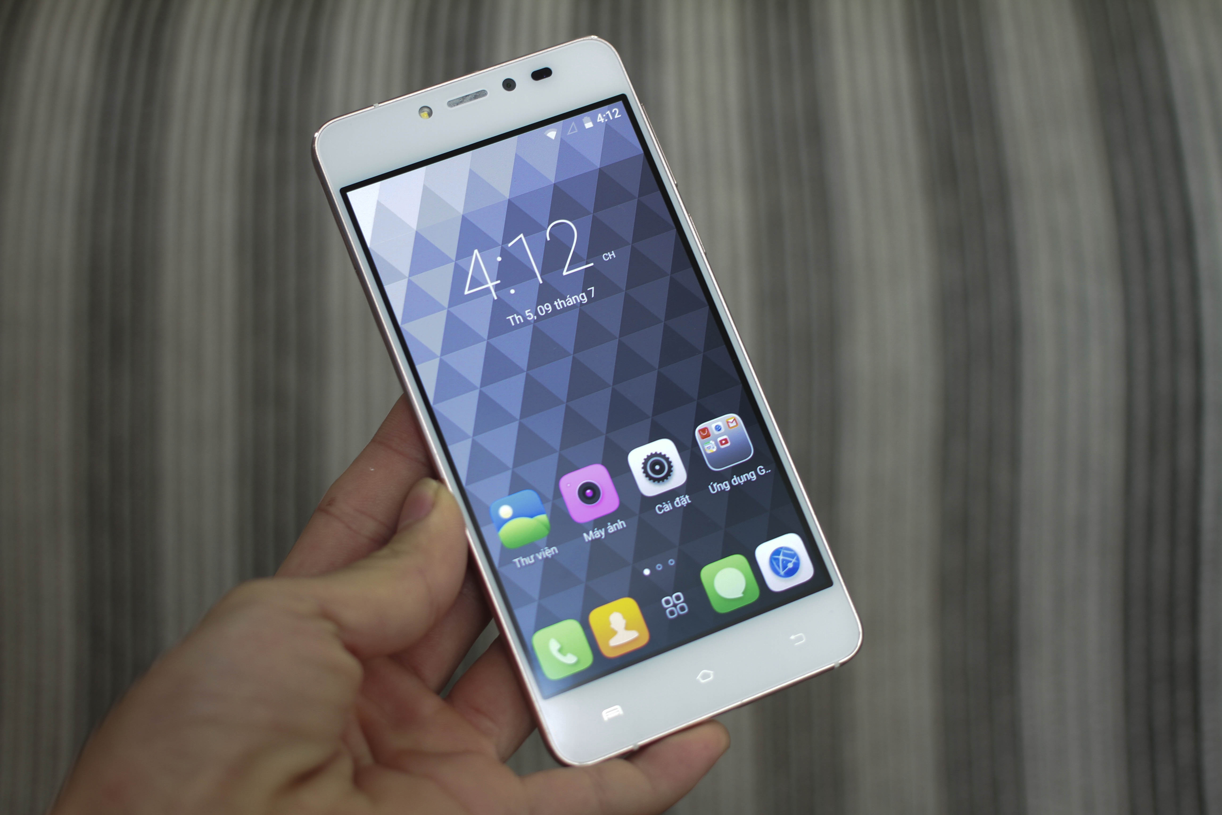 Dap hop di dong Q-mobile dau tien sau khi doi ten thanh Q hinh anh