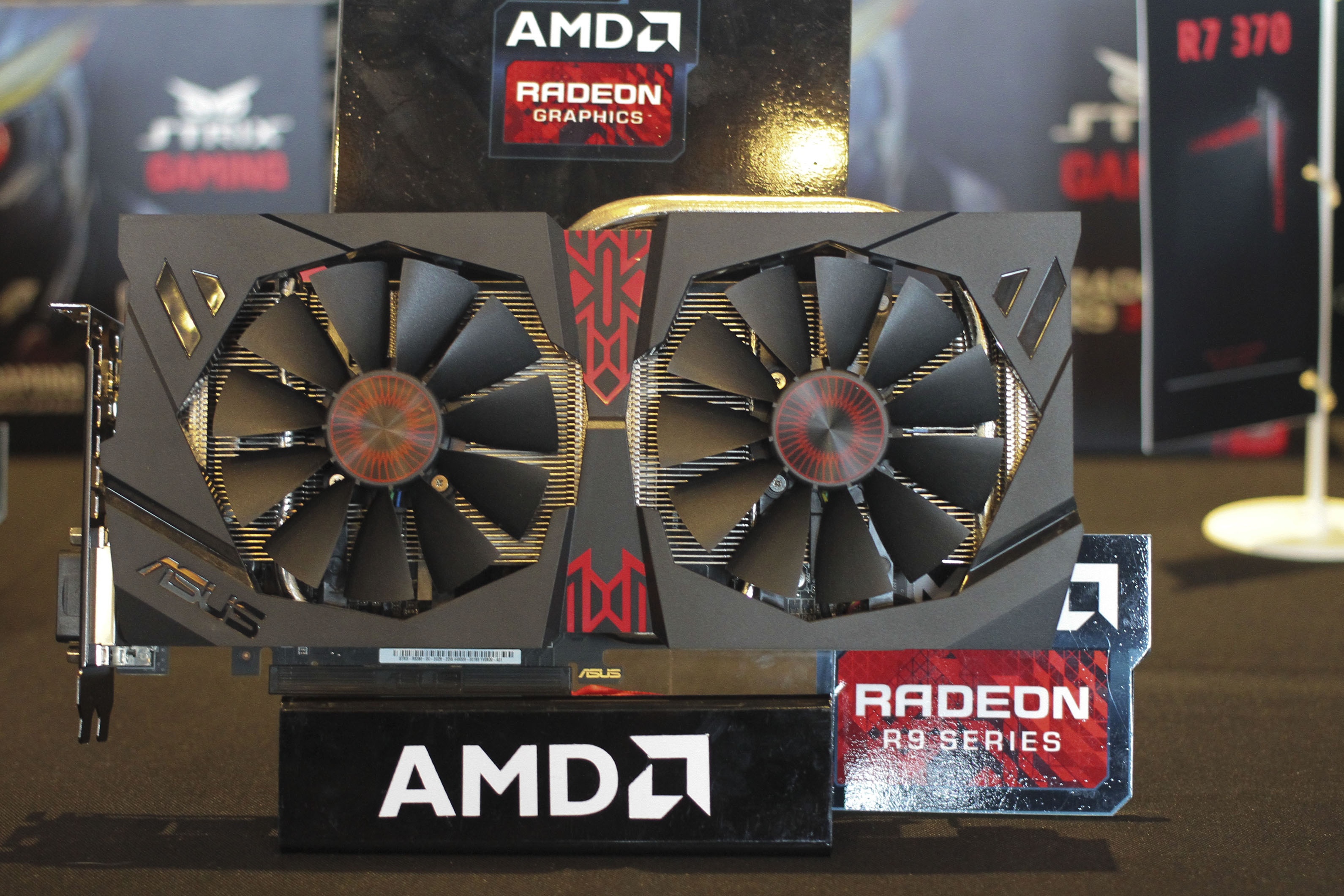 AMD gioi thieu card do hoa choi game 4K dau tien tai VN hinh anh