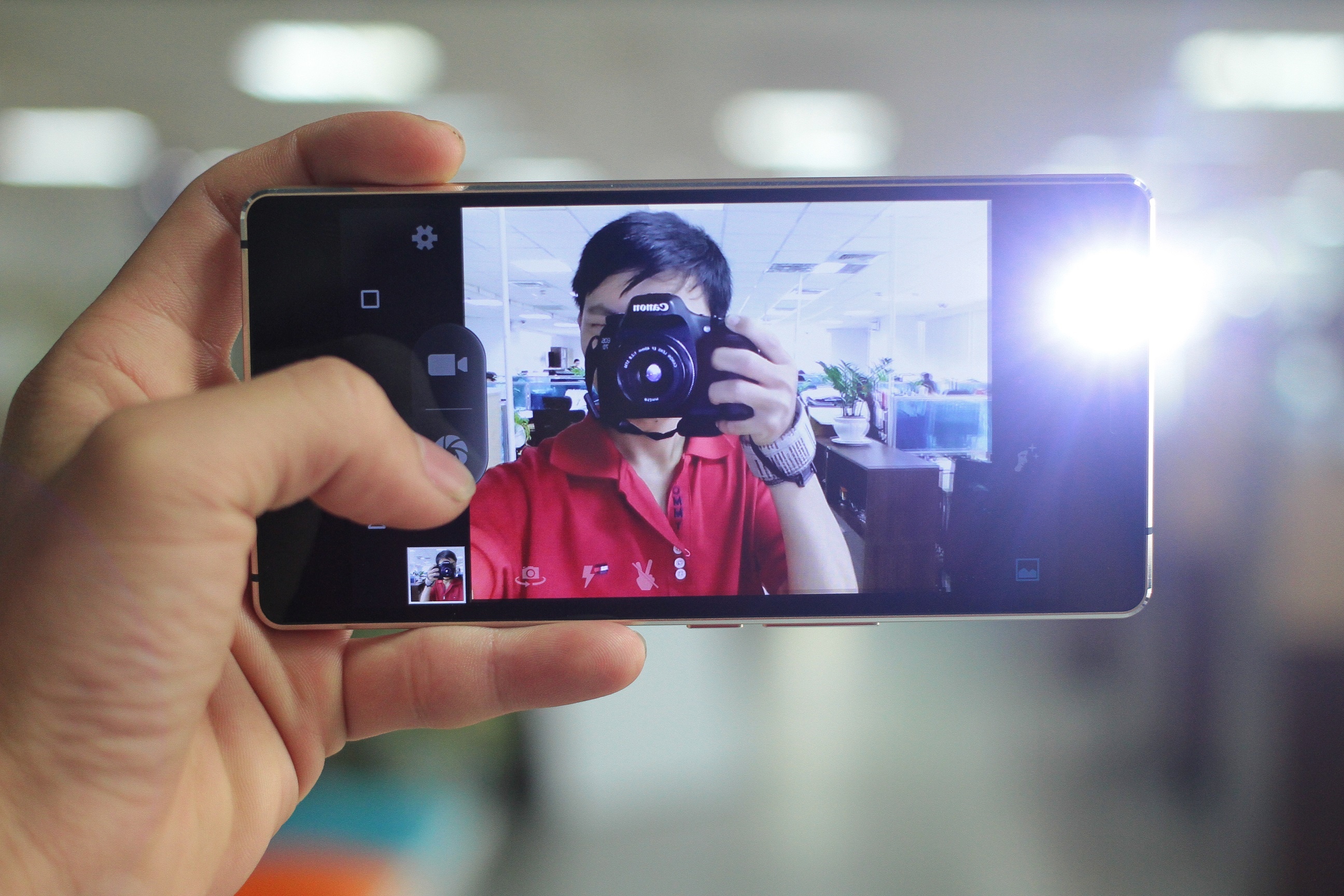 Dap hop smartphone co den flash phia truoc re nhat o VN hinh anh