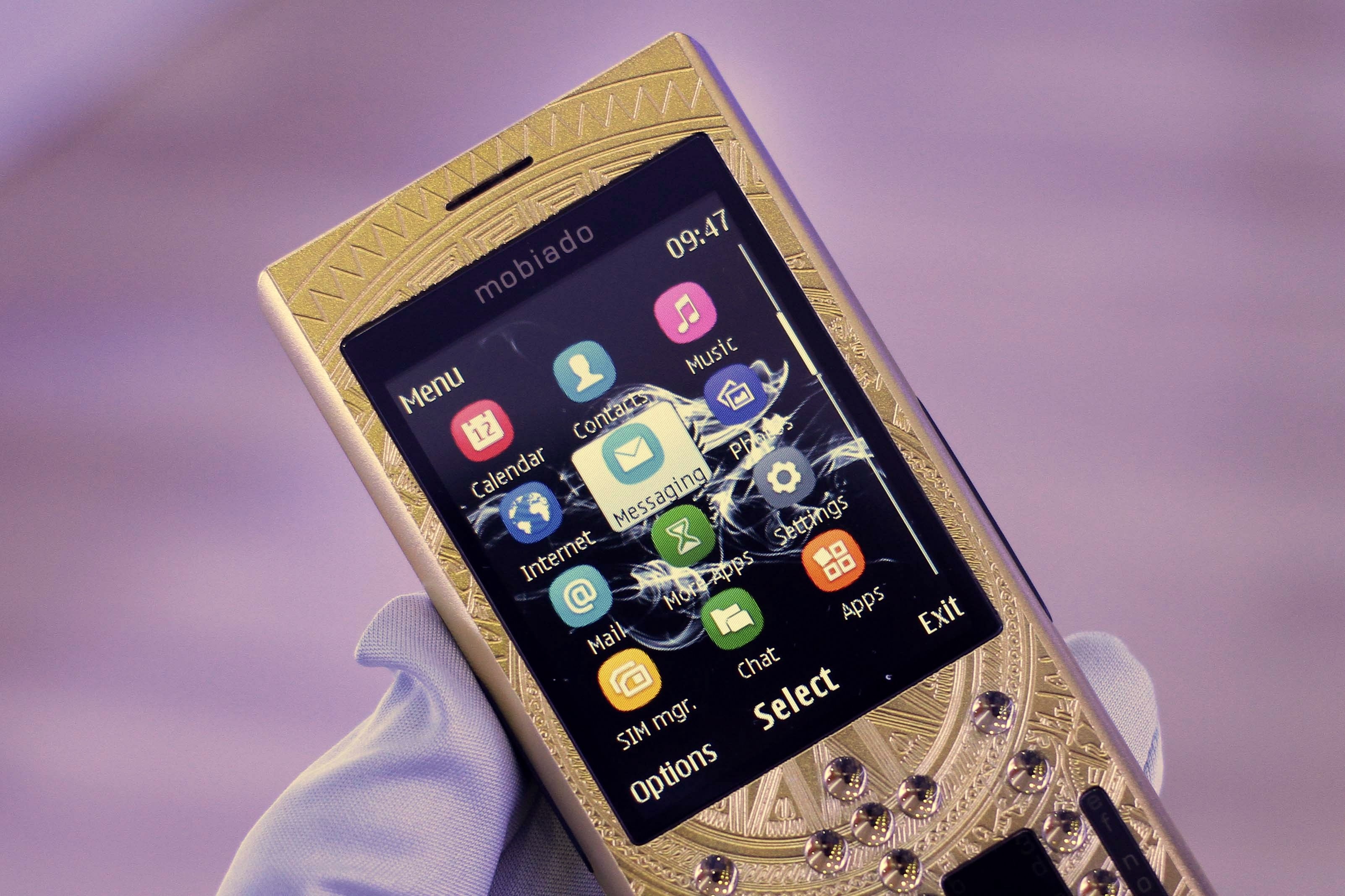 Mobiado Professional 3 GCB Dong Son vẫn chạy trên nền tảng Series 40 của Nokia.