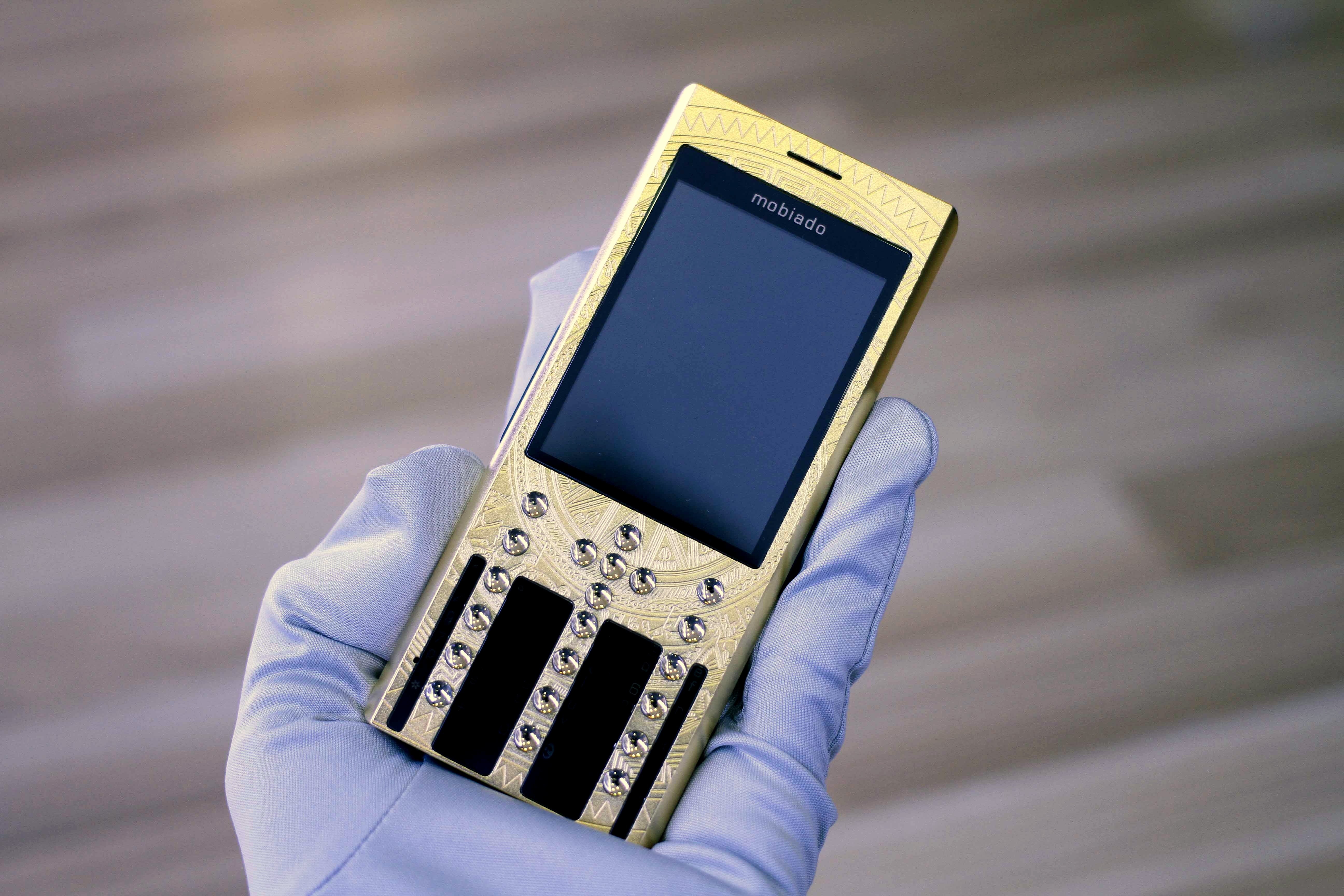 Vỏ máy được làm bằng kim loại mạ vàng với các chi tiết hoa văn được in chìm rất tinh tế.