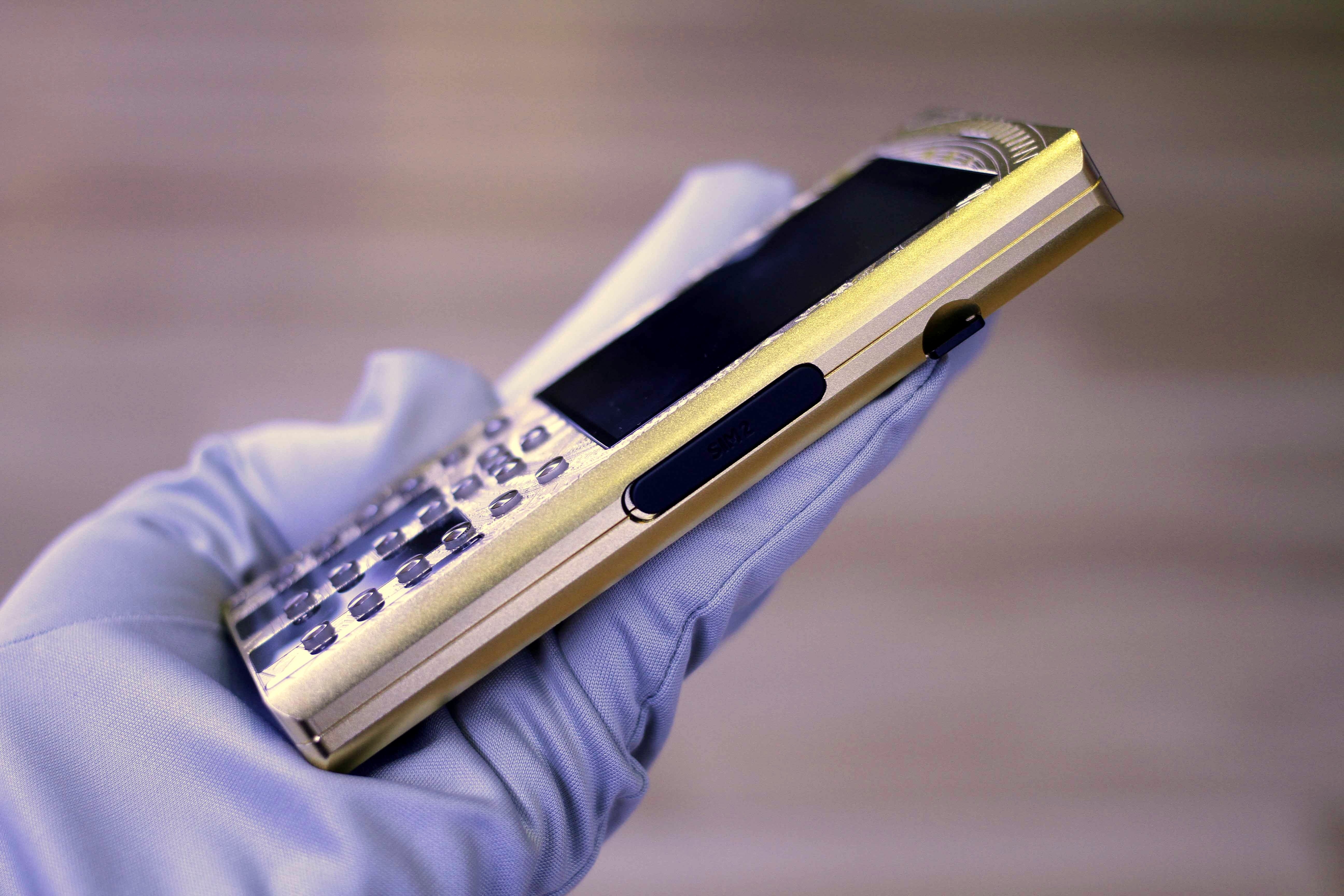 Cạnh phải là khe cắm SIM 2. Mobiado Professional 3 GCB Dong Son hỗ trợ 2 SIM, trong đó SIM 1 được đặt trong thân máy theo cách truyền thống.