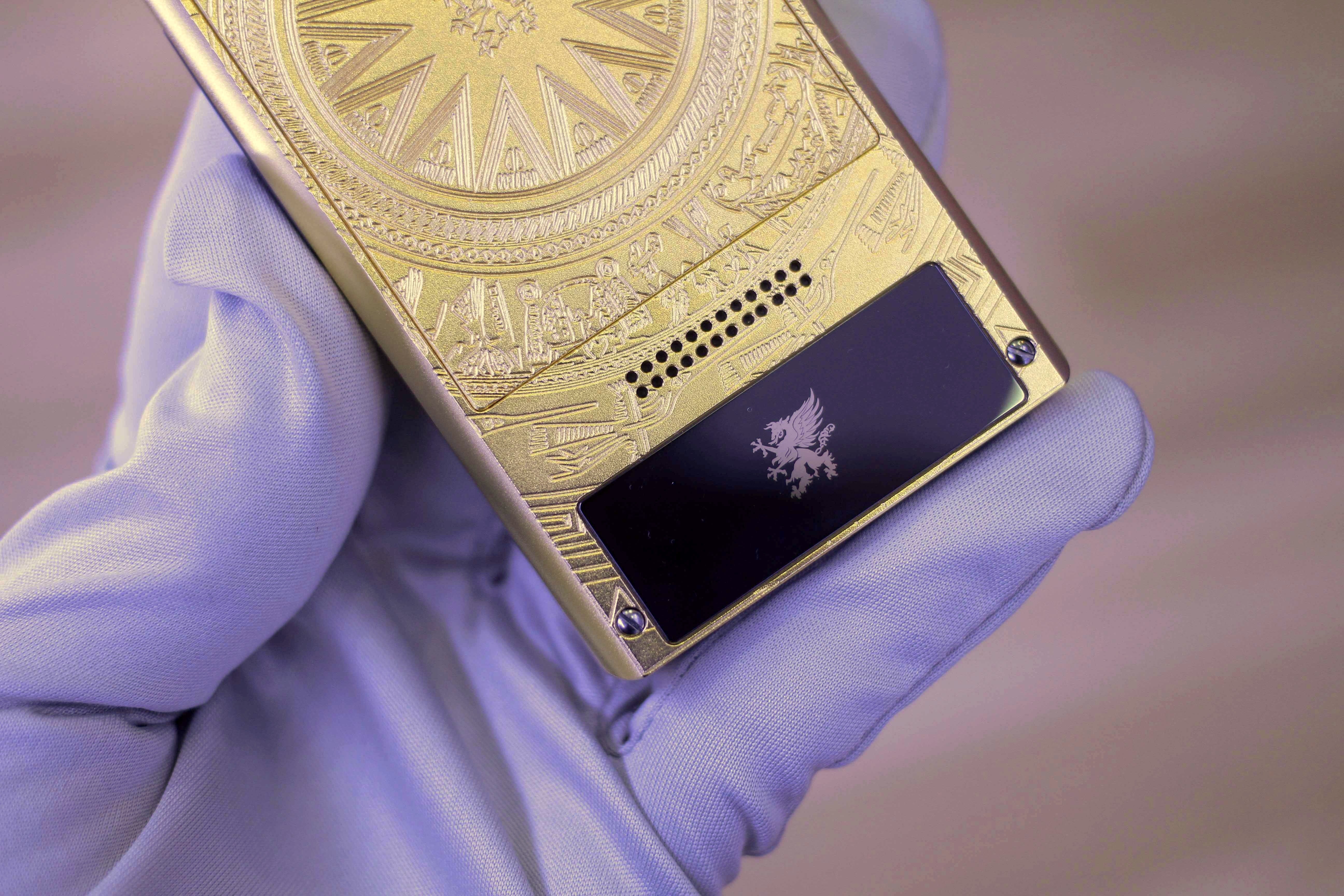 Trên thân máy in các hình họa biểu trưng trên mặt trống đồng như mặt trời, chim Lạc, cuộc sống sinh hoạt của cư dân Việt cổ...