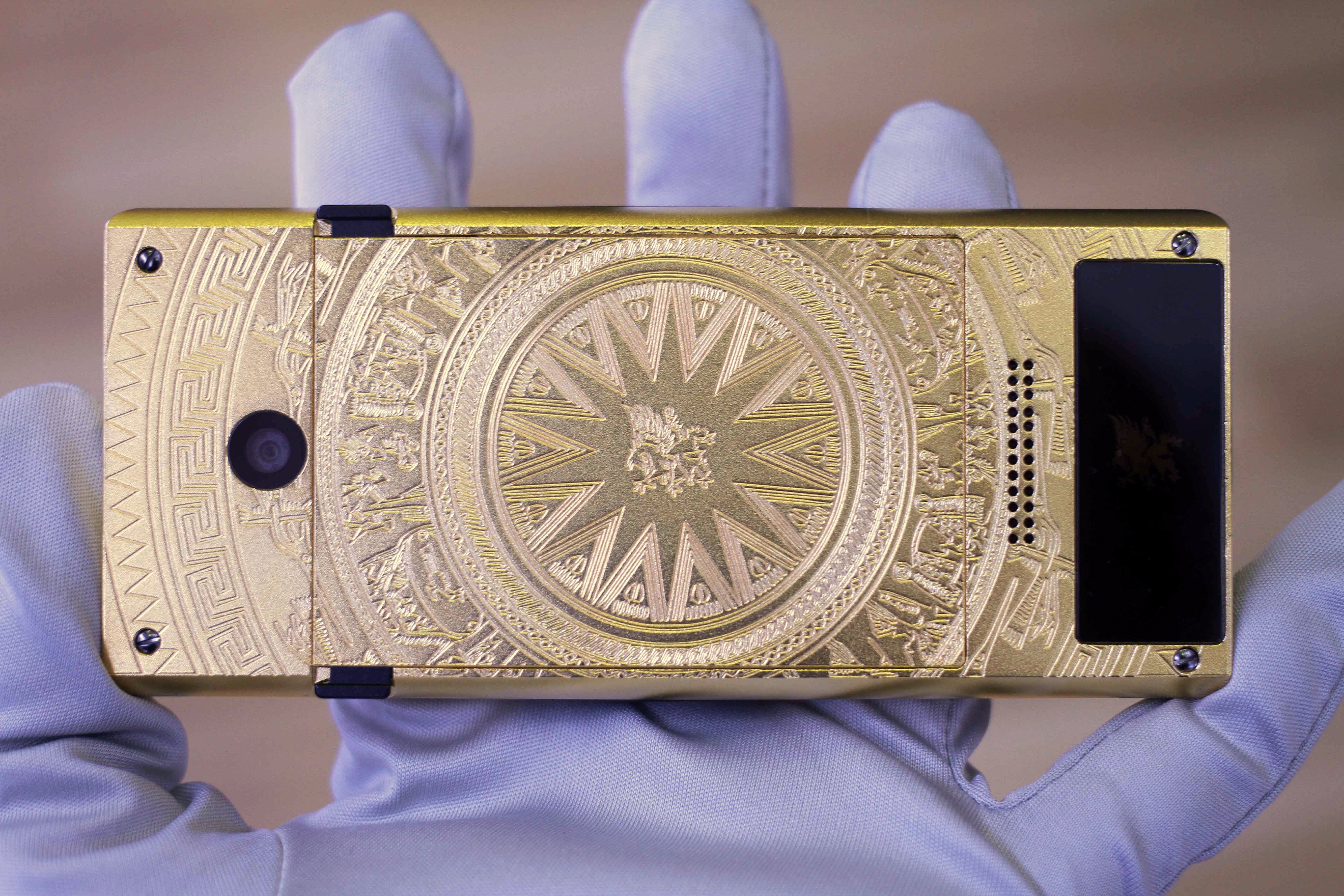 Từng chi tiết trên máy được chế tác tinh xảo, tạo nên tổng thể hài hòa. 