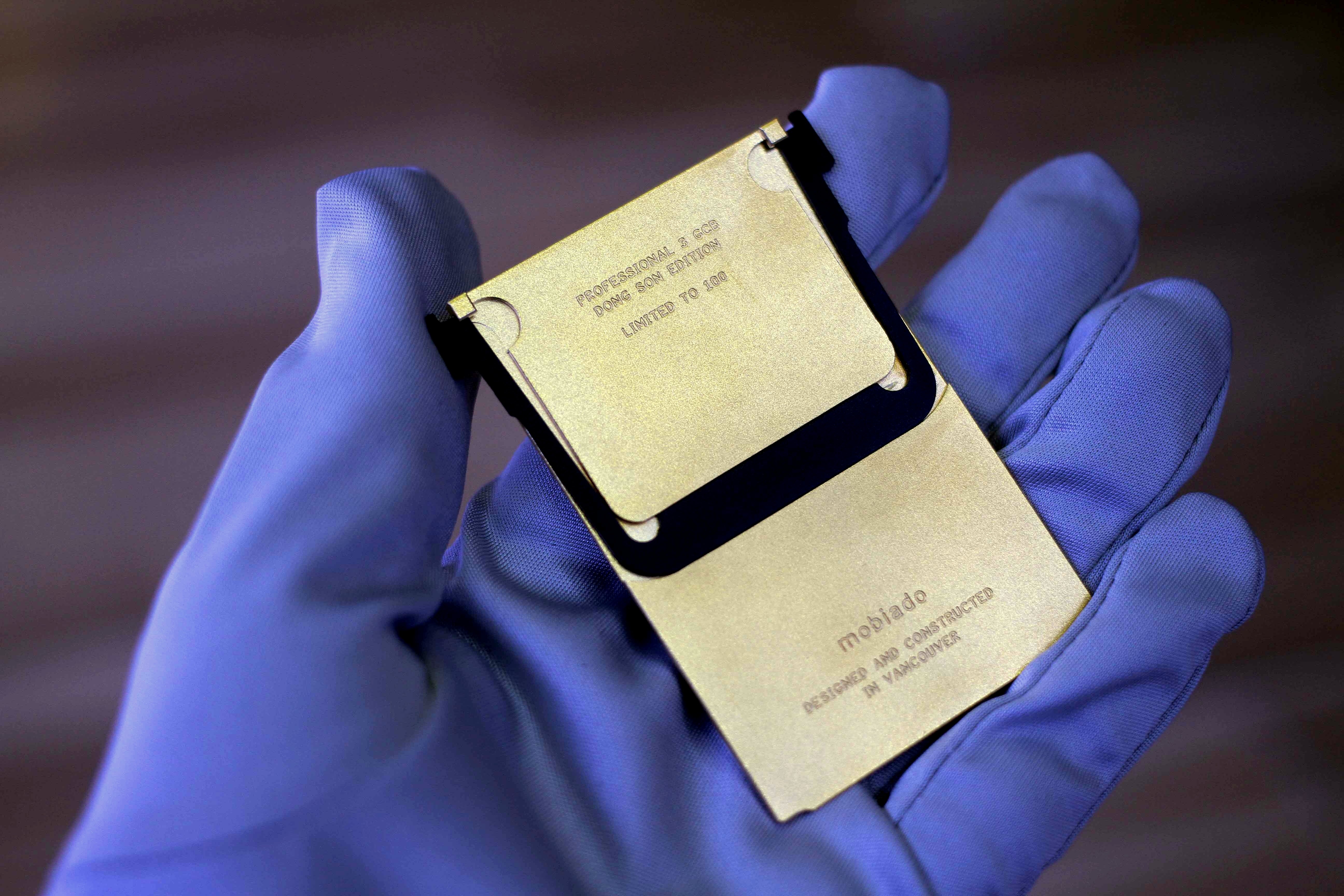 Phía sau nắp lưng là các thông tin về tên sản phẩm, nơi xuất xứ. Tổng cộng 100 chiếc Mobiado Professional 3 GCB Dong Son được sản xuất, tượng trưng cho trăm người con theo truyền thuyết 