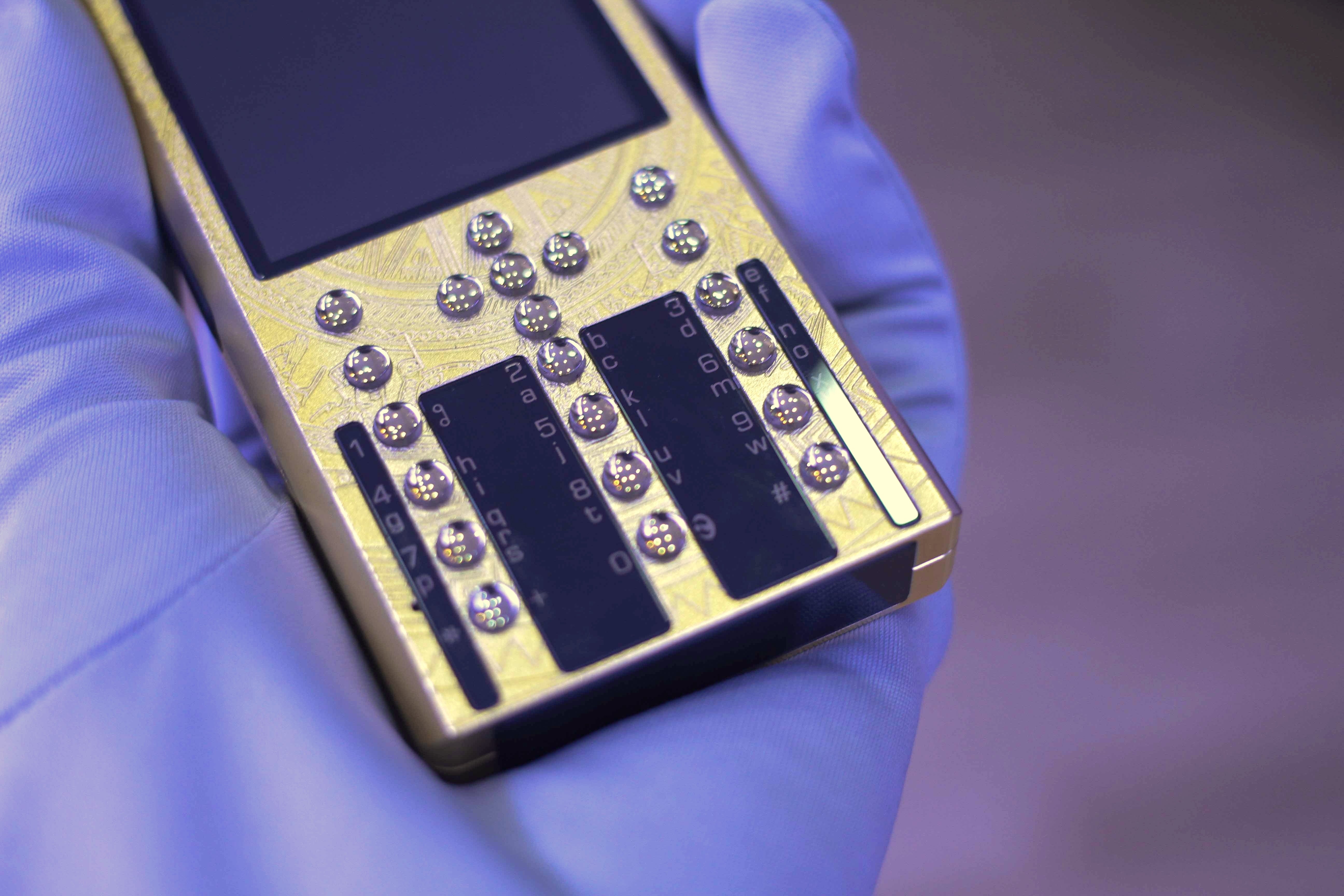 Các phím bấm được làm bằng kính sapphire trong suốt. Chúng chắc chắn và cho độ nảy rất tốt.