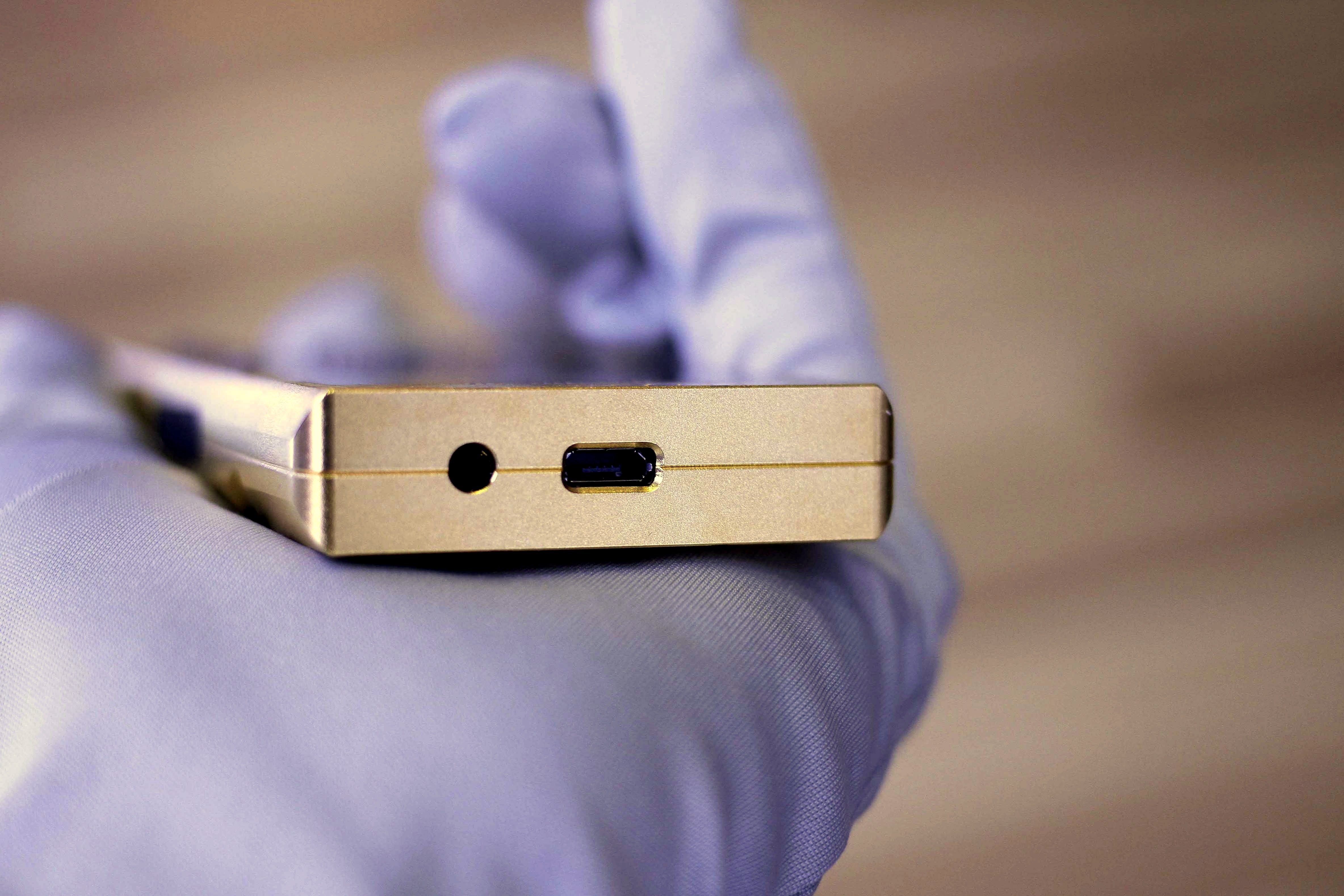 Giác cắm tai nghe 3,5 mm và sạc microUSB nằm ở cạnh trên.