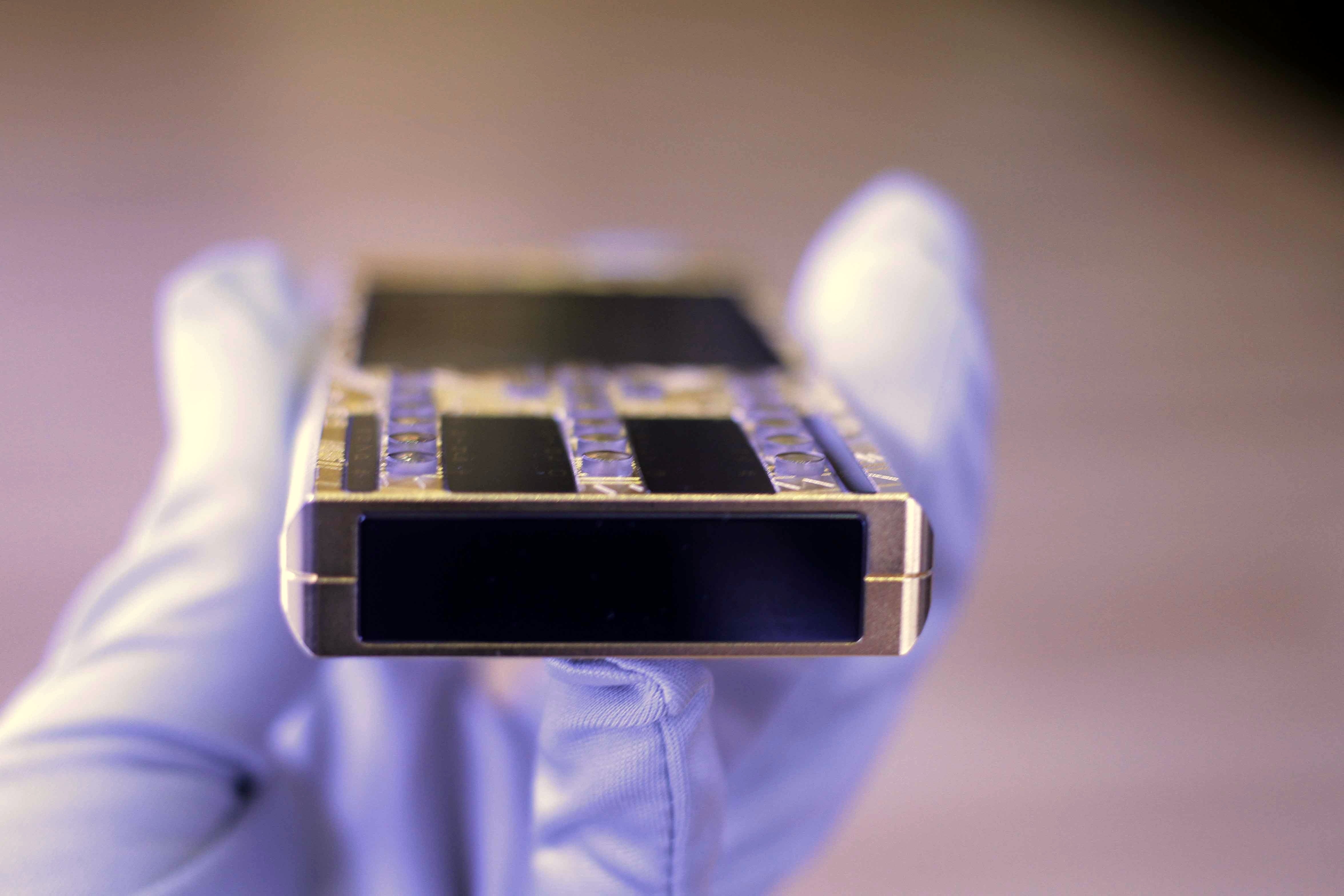 Cạnh dưới là tấm kính sapphire lớn.