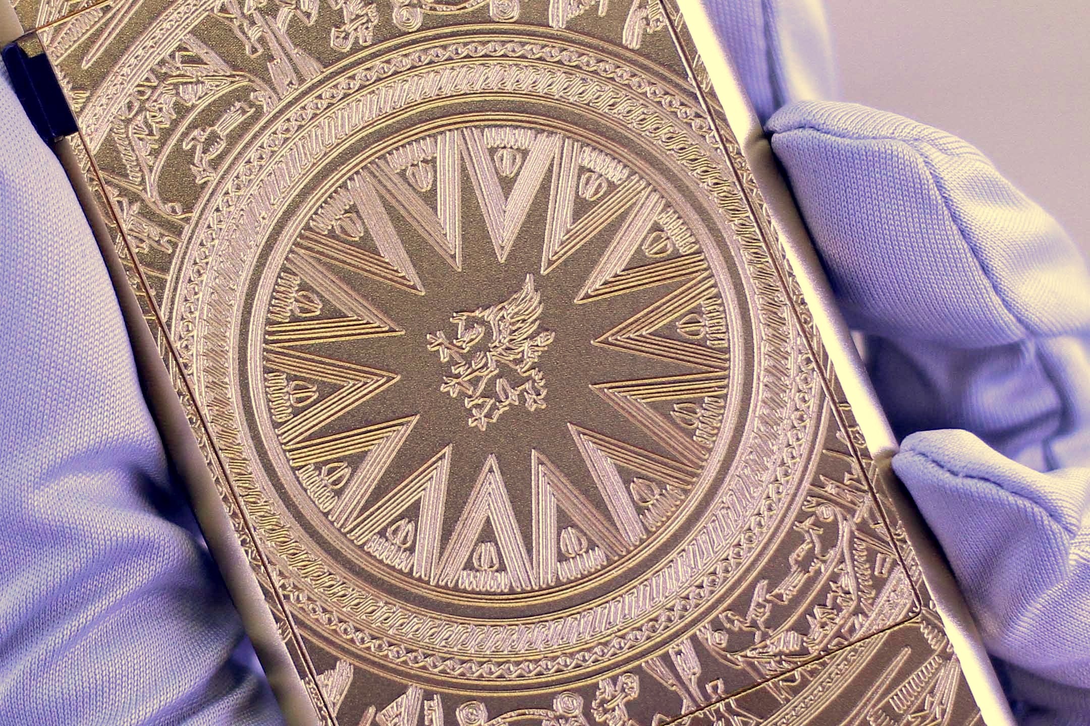 Các họa tiết được in chìm với những chi tiết được gia công tinh xảo. Logo Mobiado được in chính giữa.