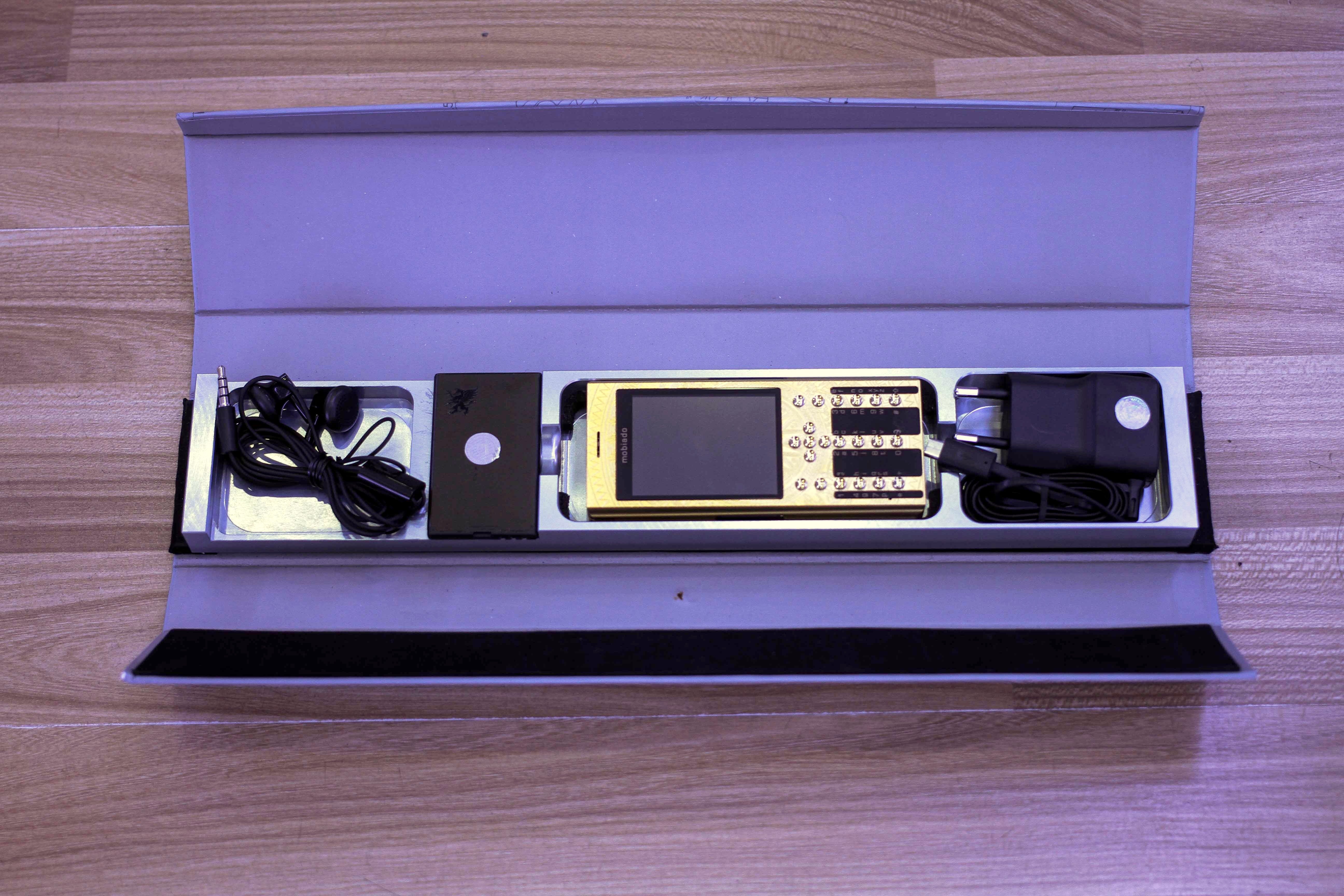 Máy vẫn được đóng hộp theo cách truyền thống của Mobiado. Phụ kiện đi kèm gồm tai nghe, pin, khăn lau máy, sạc và giấy chứng nhận của Mobiado.