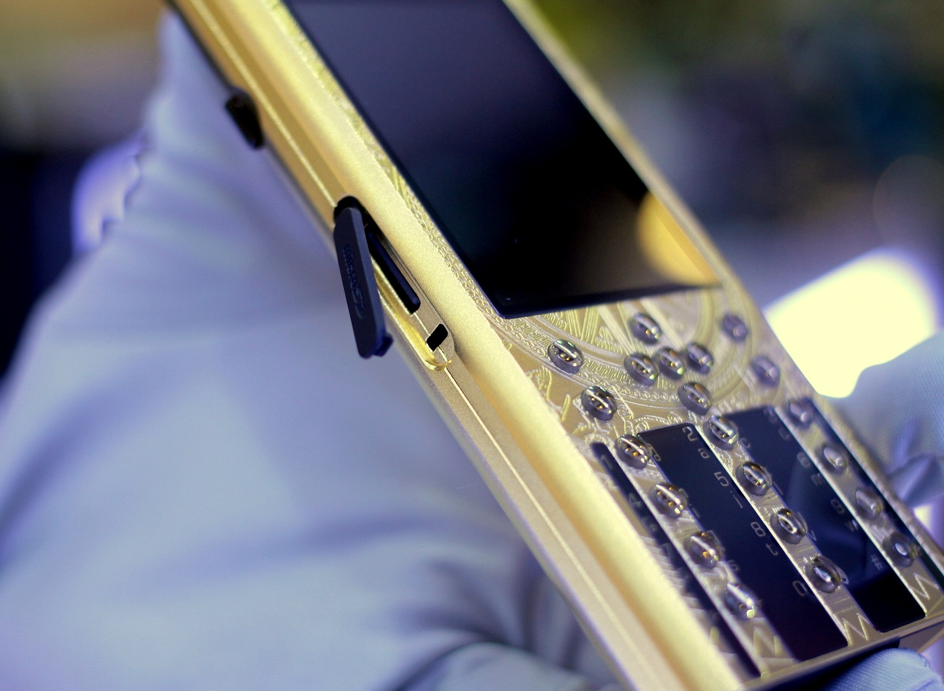 Khe cắm thẻ nhớ microSD được đặt ở cạnh trái.