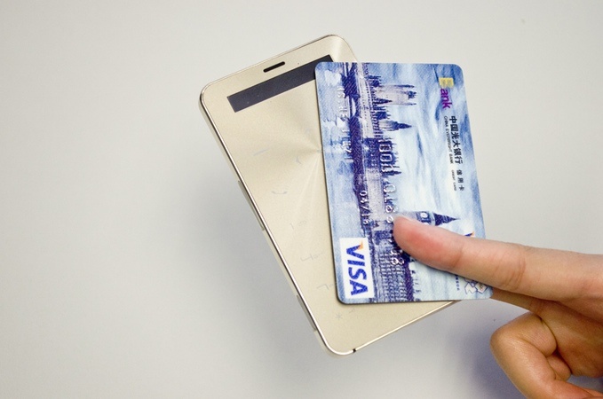 Janus One có thể hoạt động như 1 chiếc điện thoại thông thường, hỗ trợ mạng GSM với khe microSIM, thời gian thoại lên đến 12 giờ, danh bạ lưu 500 số, thiết bị còn có Bluetooth để kết nới với smartphone (trong khoảng 8 - 12 m) cùng cảm biến G-sensors