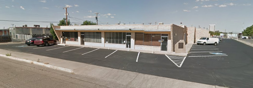 Microsoft xây dựng trụ sở đầu tiên ở Albuquerque, trụ sở hoạt động trong 4 năm từ 1975 - 1979, sau đó chuyển đến Bellevue, Washington. Thời gian đầu, giống như bao công ty khởi nghiệm khác, Bill Gates và cộng sự cũng gặp những khó khăn về tài chính, nhân sự.