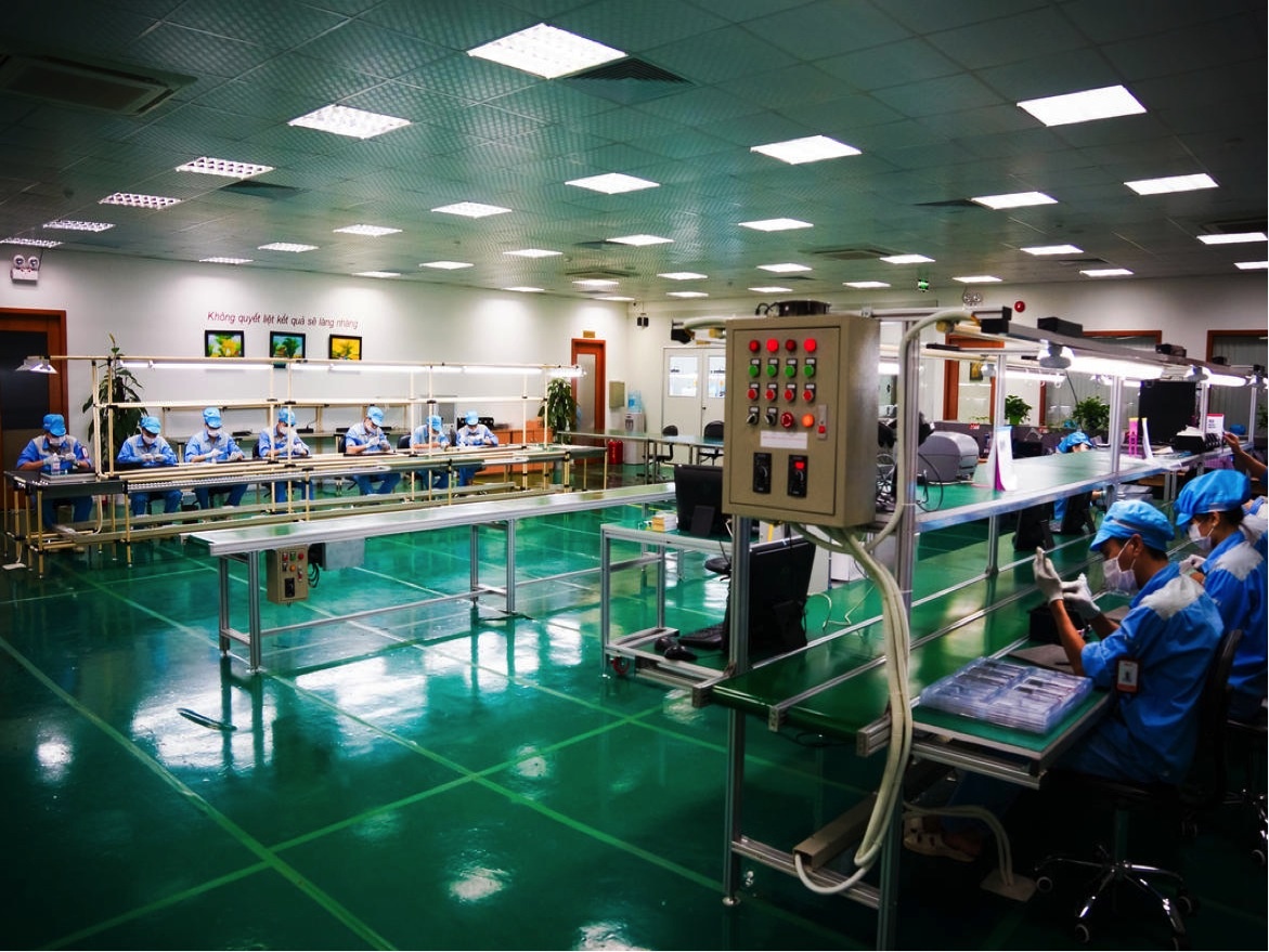 Nhà máy lắp ráp của BKAV có 100 công nhân làm việc mỗi ngày. Nơi sản xuất các bộ phận cho Bphone như loa, khung máy bằng kim loại, khe lắp thẻ SIM,… có khoảng 50 người. Con số này khá khiêm tốn so với Samsung – hiện sản xuất tới 1/3 lượng smartphone của mình tại Việt Nam. Tại 2 nhà máy Thái Nguyên và Bắc Ninh, tập đoàn công nghệ Hàn Quốc huy động tới trên 100 nghìn công nhân.