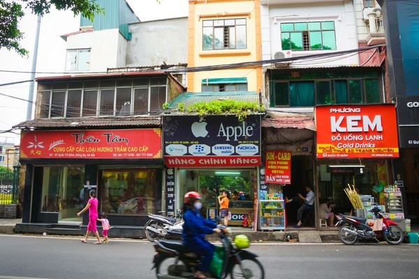 Một cửa hàng di động trên phố Quốc Tử Giám, Hà Nội. Ảnh: Cnet.