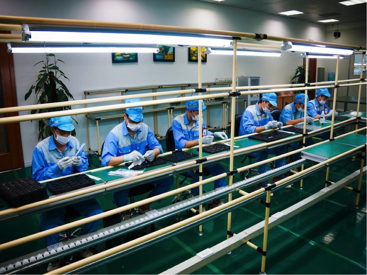 Những chiếc Bphone được sản xuất trên một dây chuyền lắp ráp truyền thống. Trong đó, công nhân của mỗi bộ phận chịu trách nhiệm cho một công đoạn. Điều này khác với các doanh nghiệp lớn như Samsung. Hãng công nghệ Hàn Quốc đào tạo cho công nhân có thể lắp ráp tất cả các bộ phận cho một chiếc điện thoại/thiết bị công nghệ.