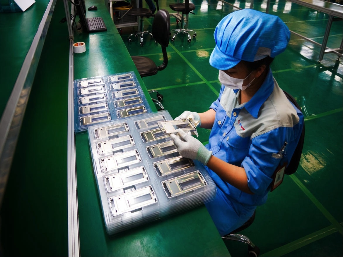 Công nhân trong nhà máy lắp ráp Bphone của BKAV.  Ảnh: Cnet.