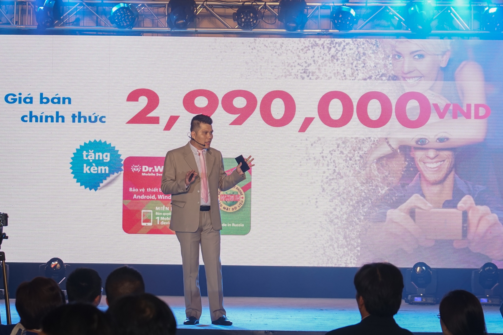 Philips ra mat di dong selfie 8 MP, gia 2,9 trieu dong o VN hinh anh