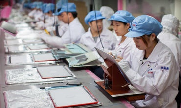 Hình ảnh bên trong nhà máy sản xuất của Foxconn. Ảnh: Cnet.
