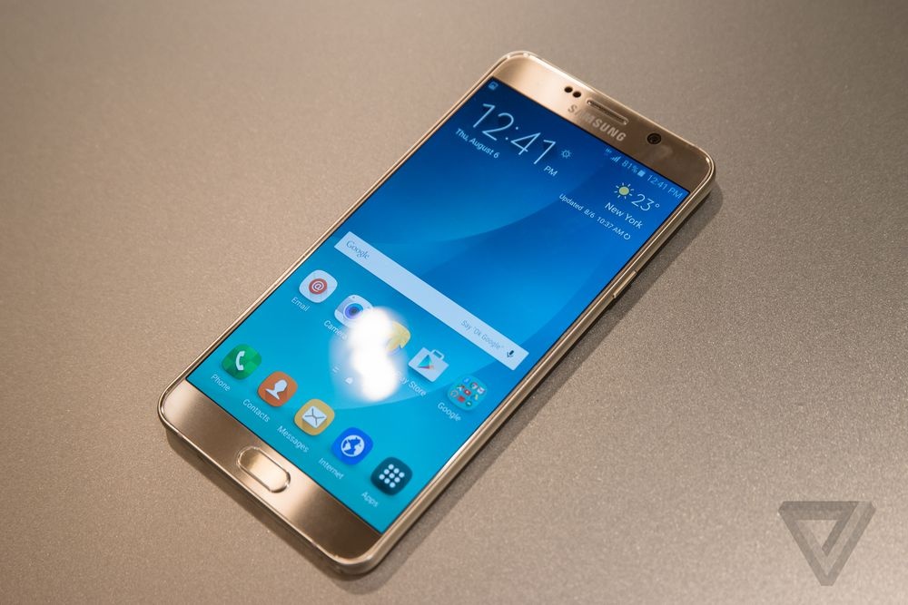 Galaxy Note 5 màu Gold. Ảnh: The Verge