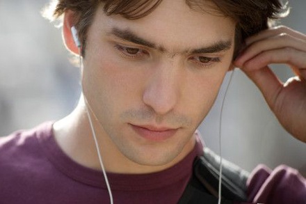 Deo tai nghe nhet trong nguy hiem nhu the nao? hinh anh