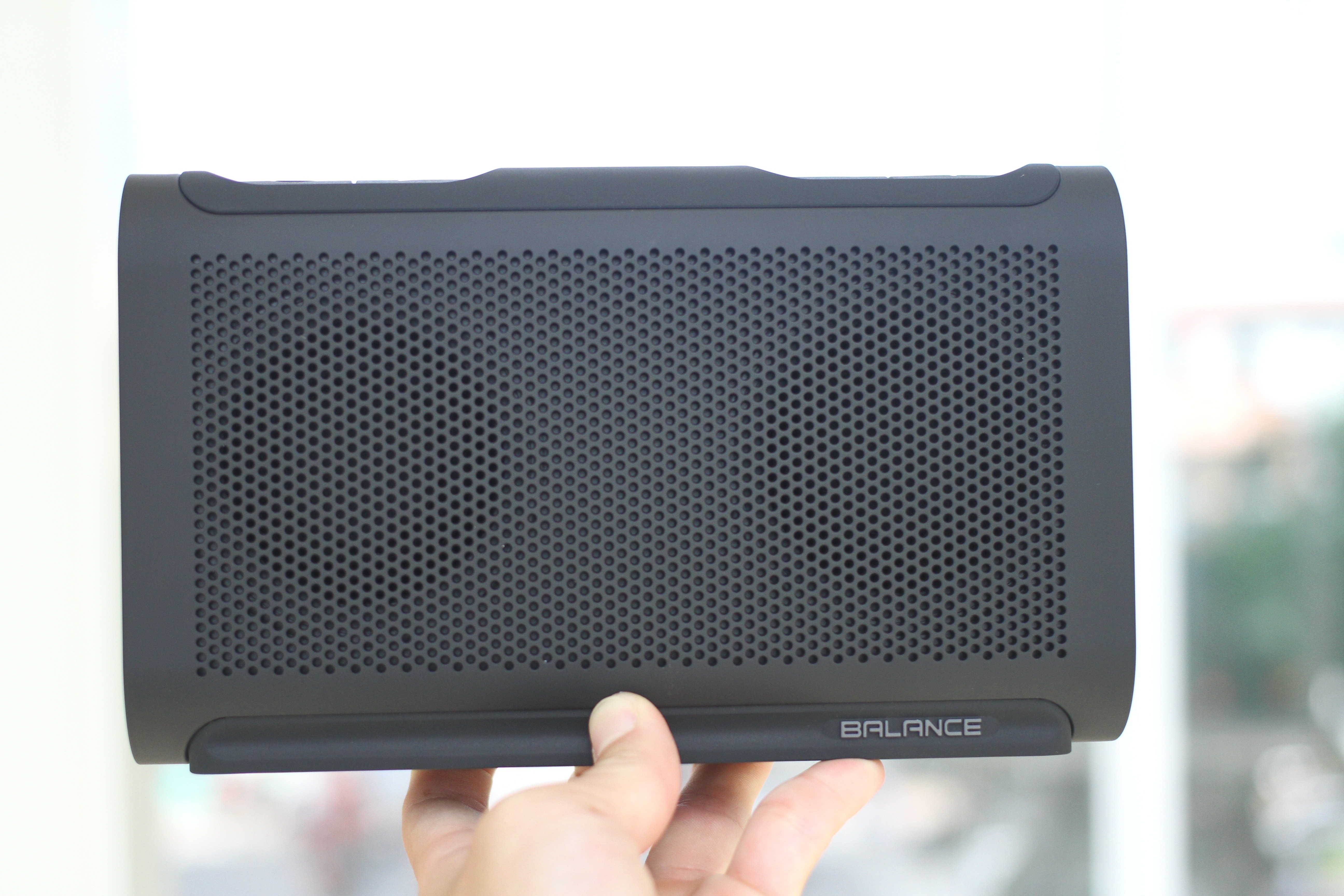 Loa chong nuoc kiem sac pin cho dien thoai hinh anh