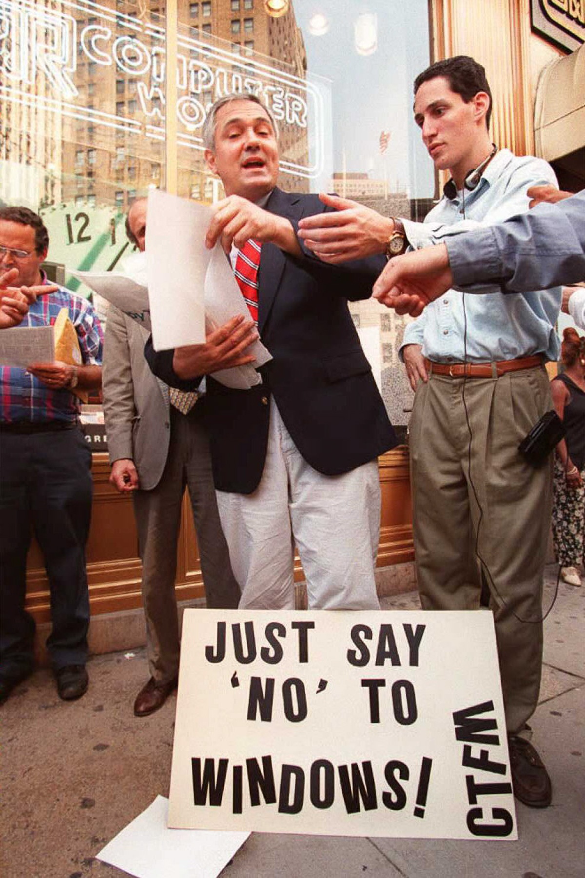 Bill Gates mời diễn viên hài Jay Leno tham gia sự kiện phát hành Windows 95.