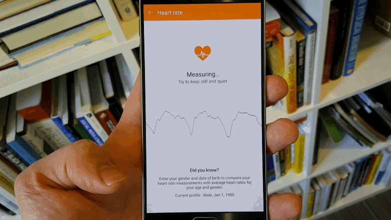 2. Theo dõi nhịp tim: Với cảm biến nhịp tim trên máy, người dùng chỉ cần điền thông tin cá nhân như giới tính, ngày sinh để Galaxy Note 5 so sánh với nhịp tim trung bình.